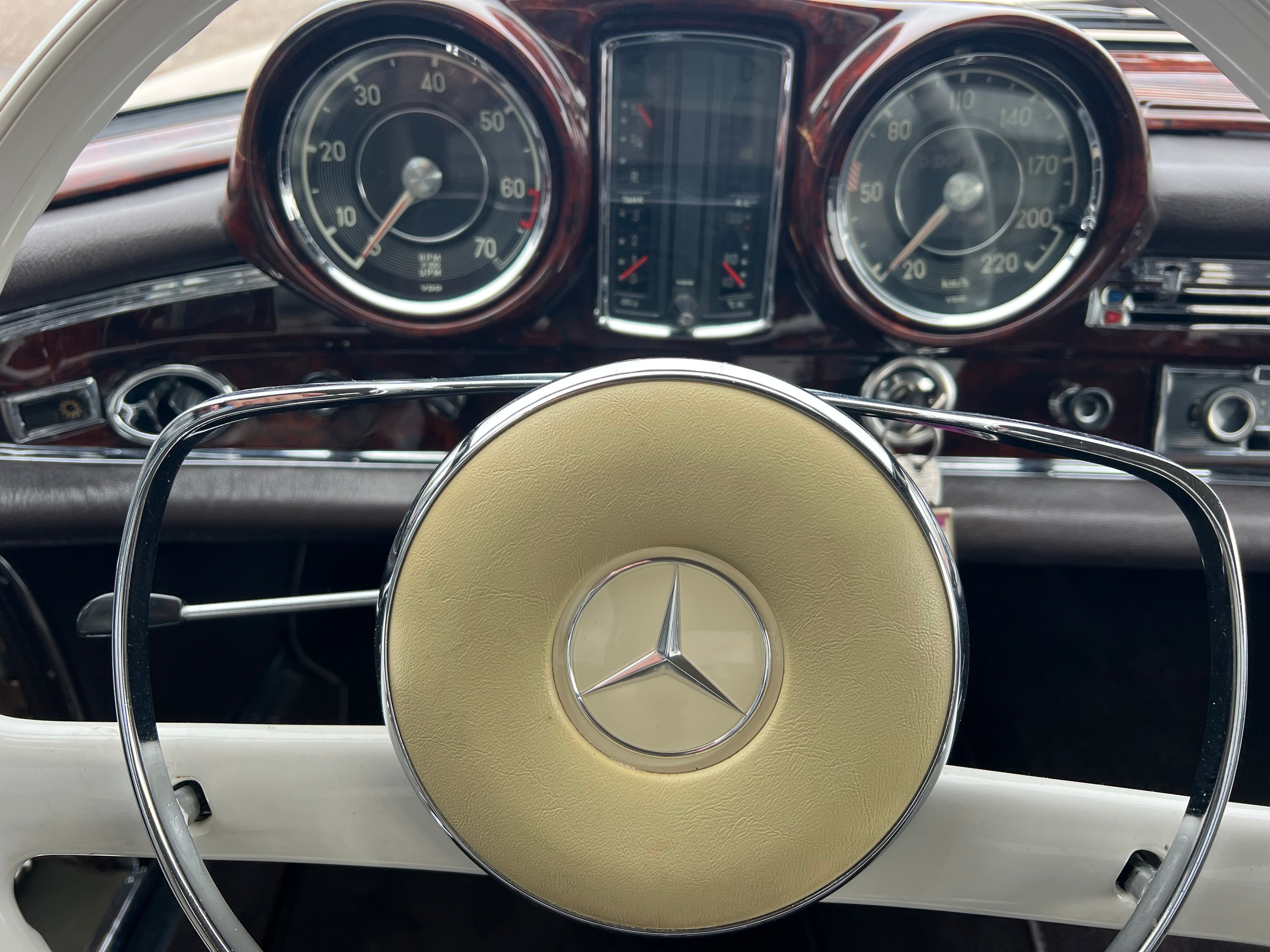 VERKOCHT MERCEDES 220SE